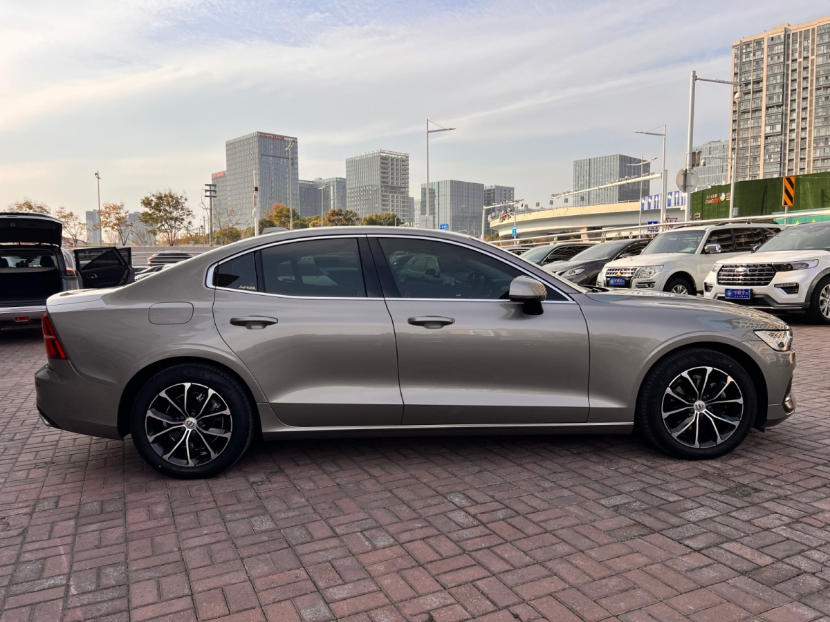 沃爾沃 S60L  2021款 T4 智逸豪華版圖片