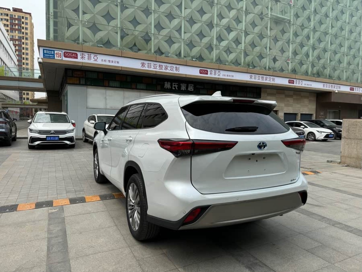 豐田 漢蘭達(dá)  2022款 雙擎 2.5L 四驅(qū)尊貴版 7座圖片