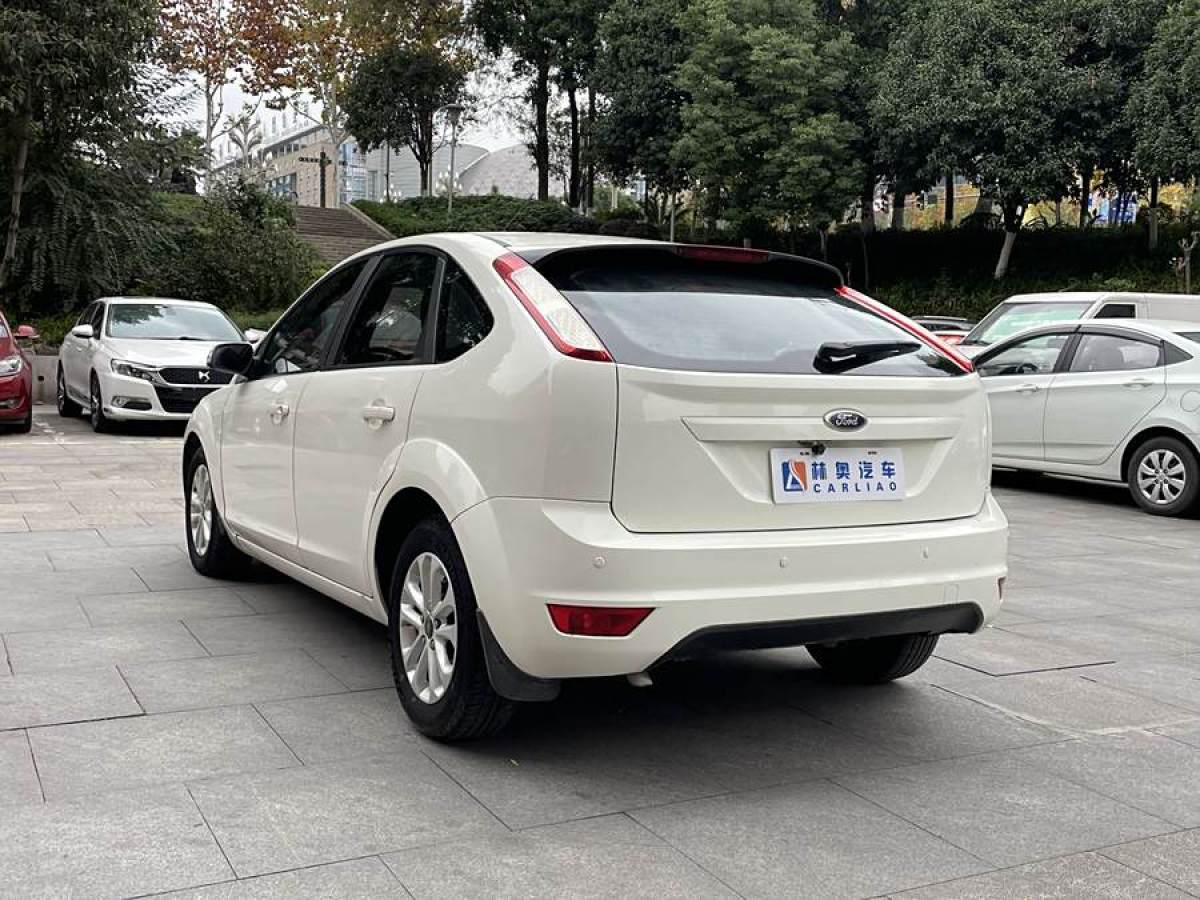 福特 ?？怂? 2013款 兩廂經(jīng)典 1.8L 自動(dòng)基本型圖片