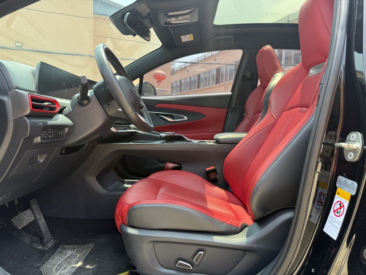 長(zhǎng)安 UNI-T  2020款 1.5T 尊貴型圖片