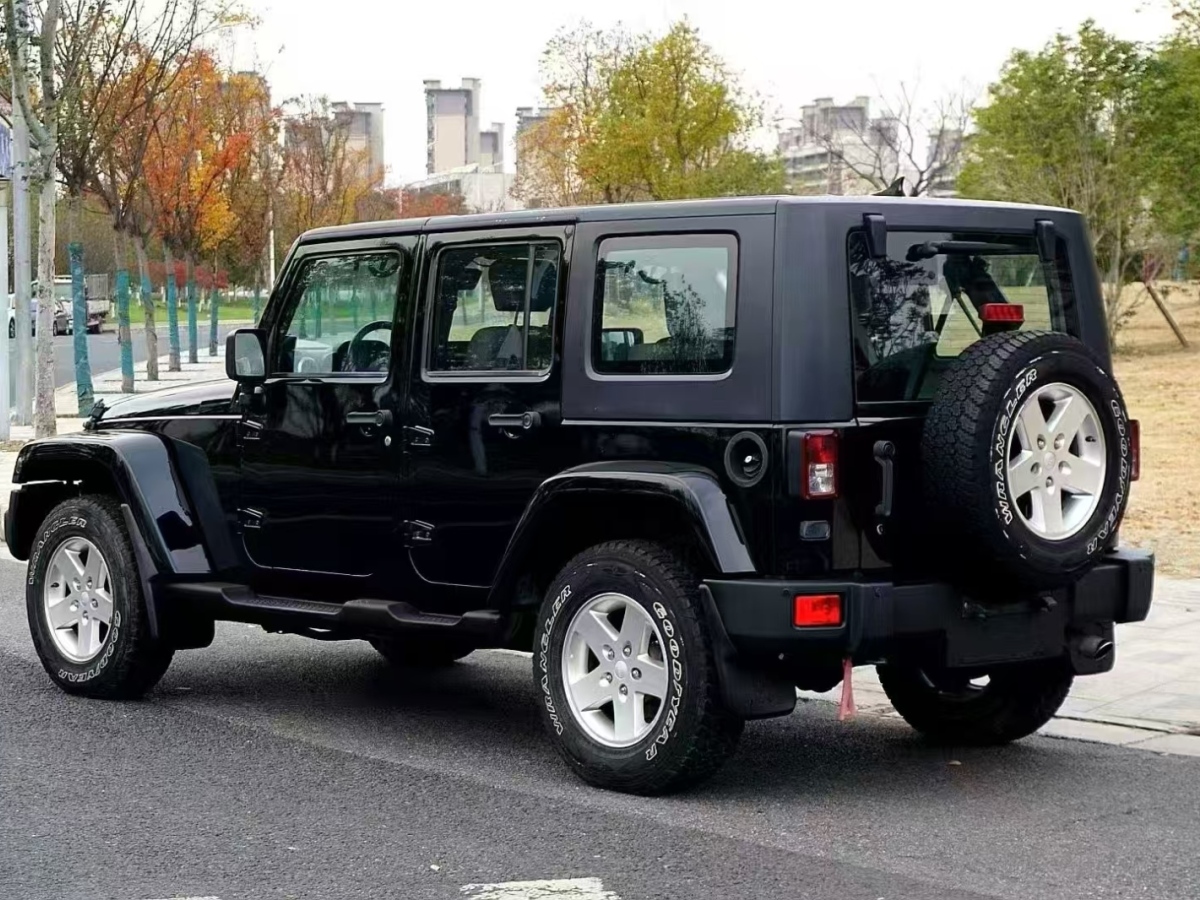 Jeep 牧馬人  2010款 3.8L Sahara 四門版圖片