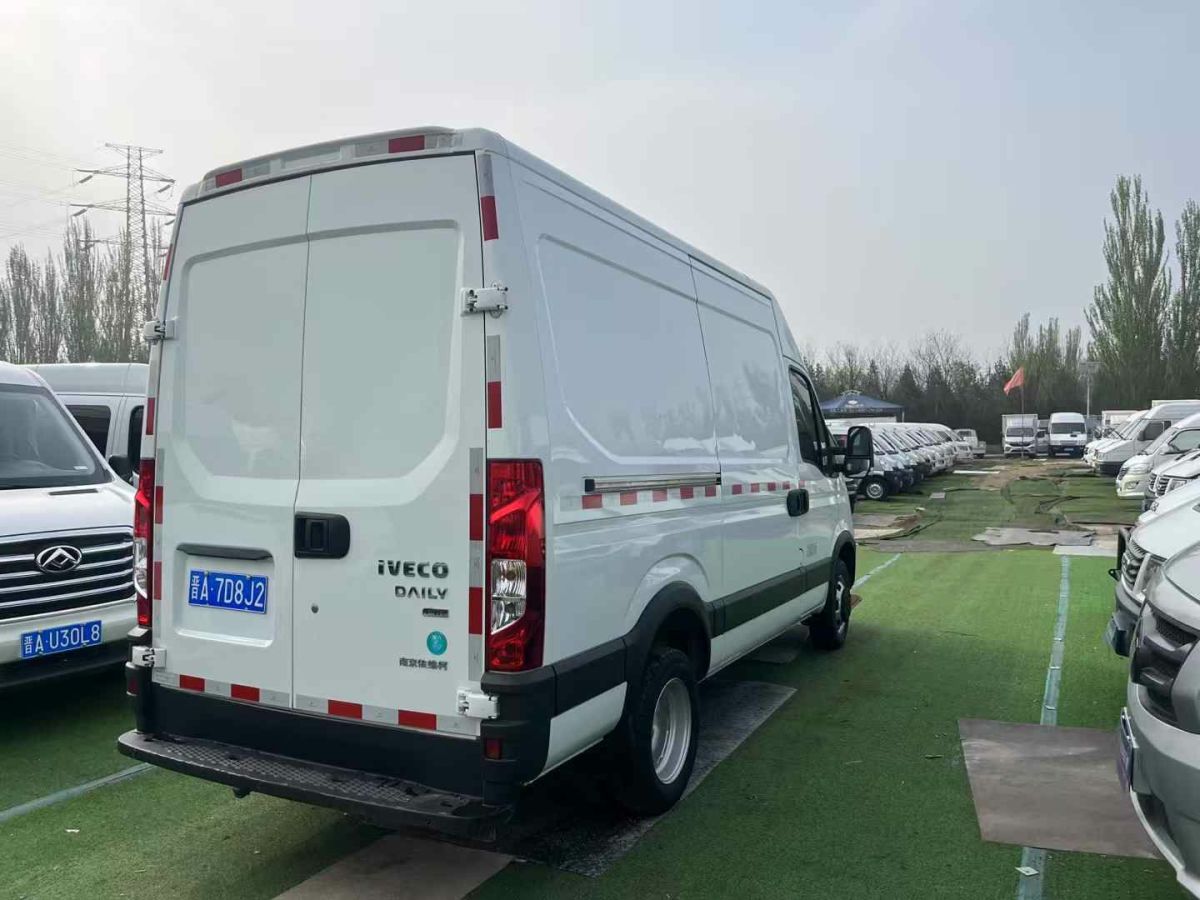 依維柯 得意  2022款 2.5T A37 M1客車 5-9座長軸中頂雙胎手動門圖片