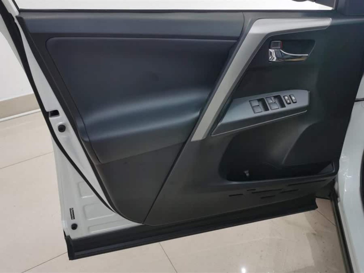 豐田 RAV4榮放  2016款 2.0L CVT四驅(qū)新銳版圖片