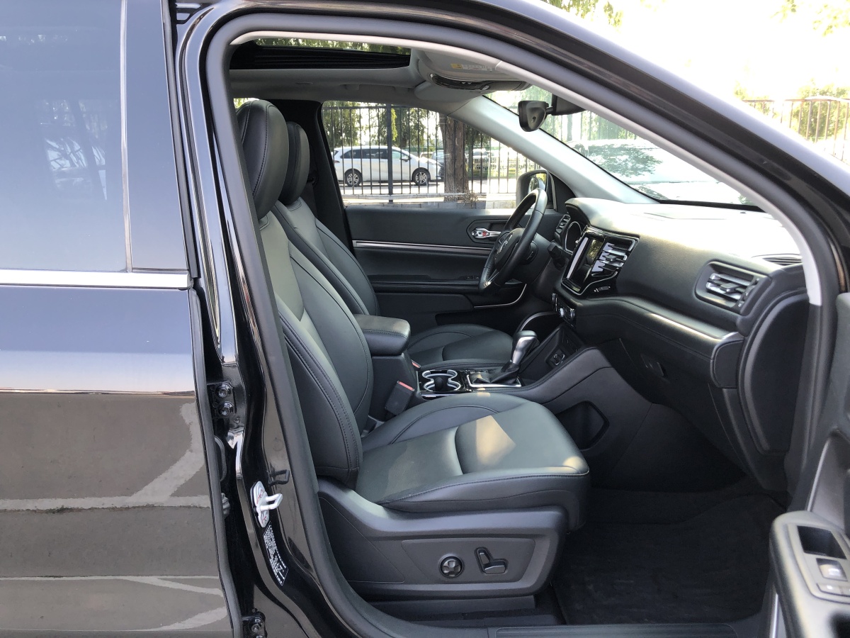 Jeep 指揮官  2018款 2.0T 兩驅(qū)進(jìn)享版圖片