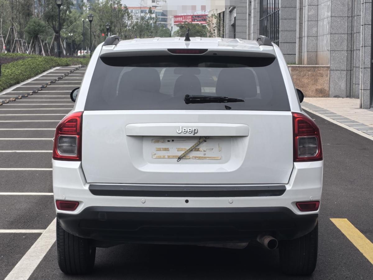 Jeep 指南者  2012款 2.4L 四驅(qū)運(yùn)動(dòng)版圖片