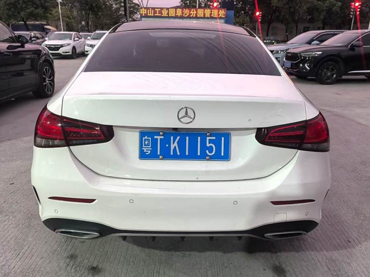 奔馳 奔馳A級(jí)  2019款  改款 A 180 L 運(yùn)動(dòng)轎車圖片