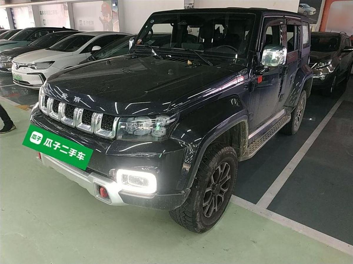 北京 BJ40  2023款 2.0T 自動(dòng)四驅(qū)城市獵人版?zhèn)b客型圖片