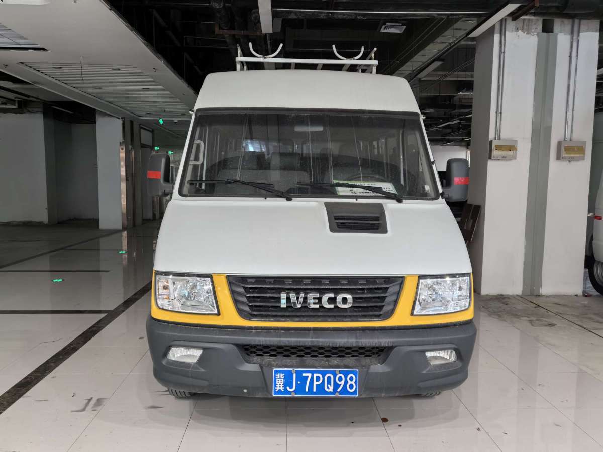 依維柯 得意  2021款 2.8T A40 M2客車10-17座長(zhǎng)軸中頂雙胎手動(dòng)門圖片