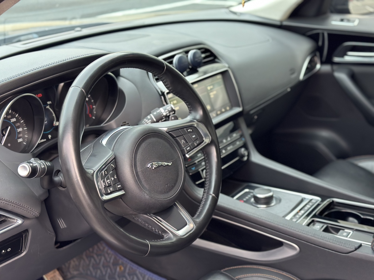 捷豹 F-PACE  2019款 2.0T 四驅(qū)都市尊享版圖片