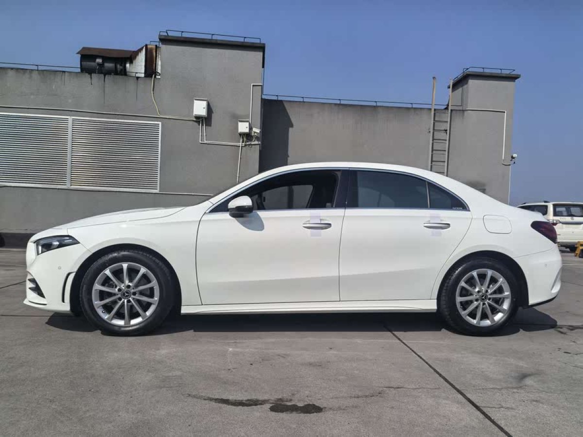 奔馳 奔馳A級  2022款 改款 A 200 L 運動轎車動感型圖片