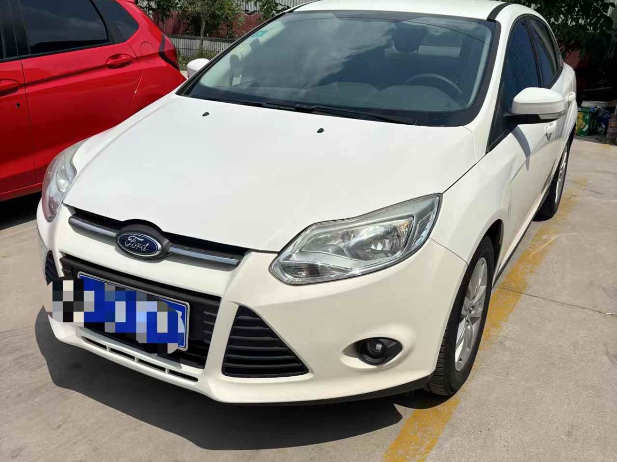 福特 ?？怂? 2014款 兩廂經(jīng)典 1.8L 自動(dòng)酷白典藏版圖片