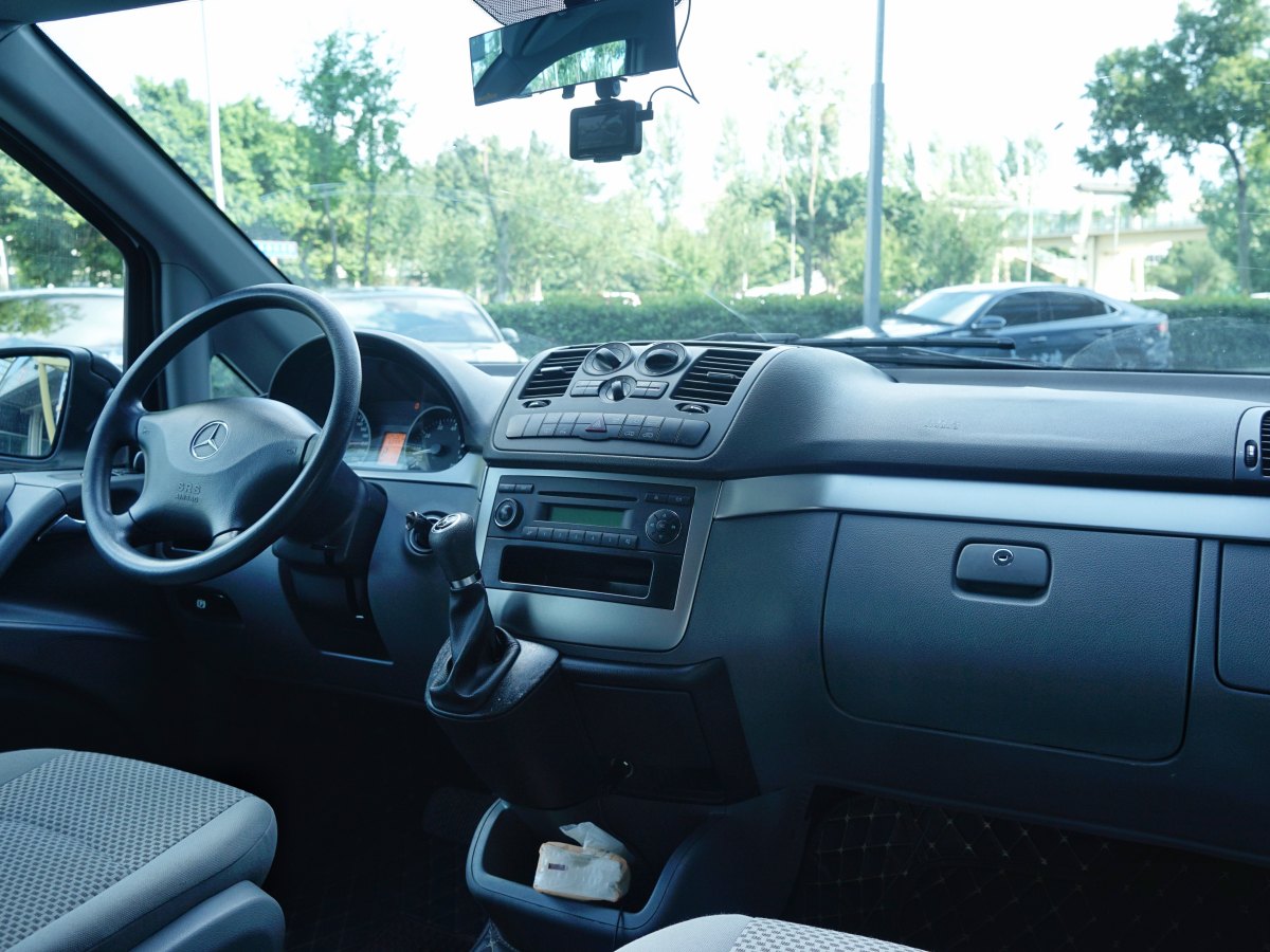 奔驰 威霆  2011款 2.5L 7座行政版图片