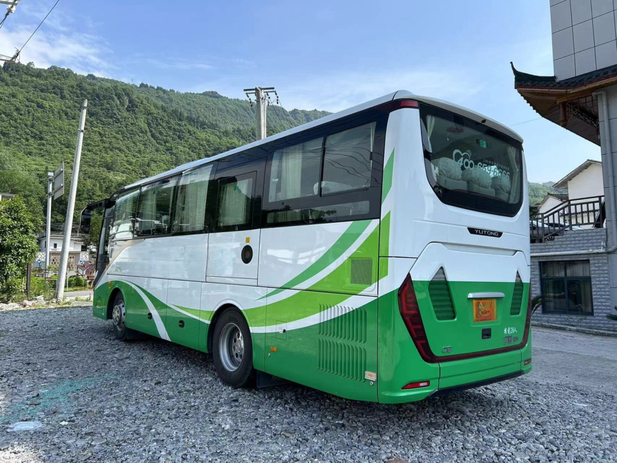 國(guó)六有公告26座和38座宇通6907保姆車圖片