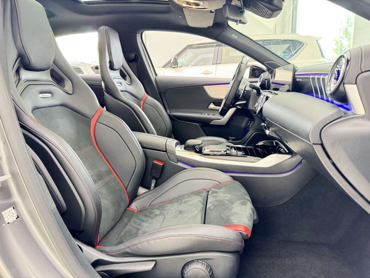 2023年6月奔馳 奔馳A級(jí)AMG  2023款 AMG A 35 4MATIC 燦日特別版