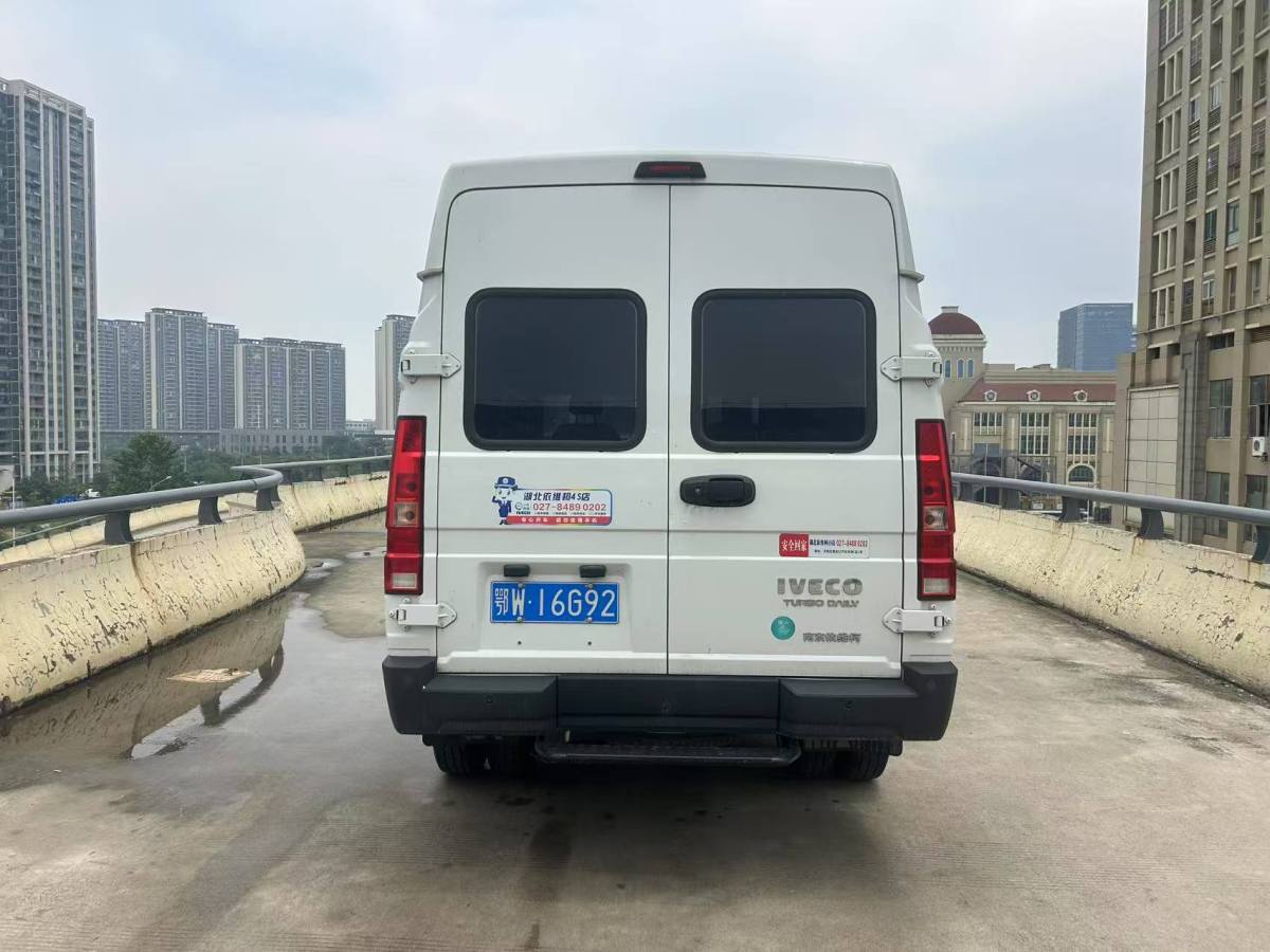 依維柯 得意  2023款 2.5T A37M1客車(chē)長(zhǎng)軸中頂雙胎側(cè)拉門(mén)5-9座圖片