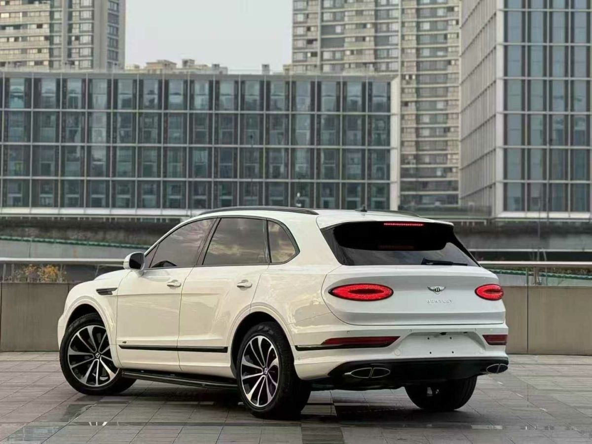賓利 添越  2023款 4.0T V8 長軸距版圖片