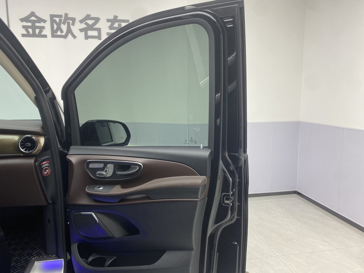 奔馳 V級(jí)  2022款 V 260 L 長軸距尊貴版圖片