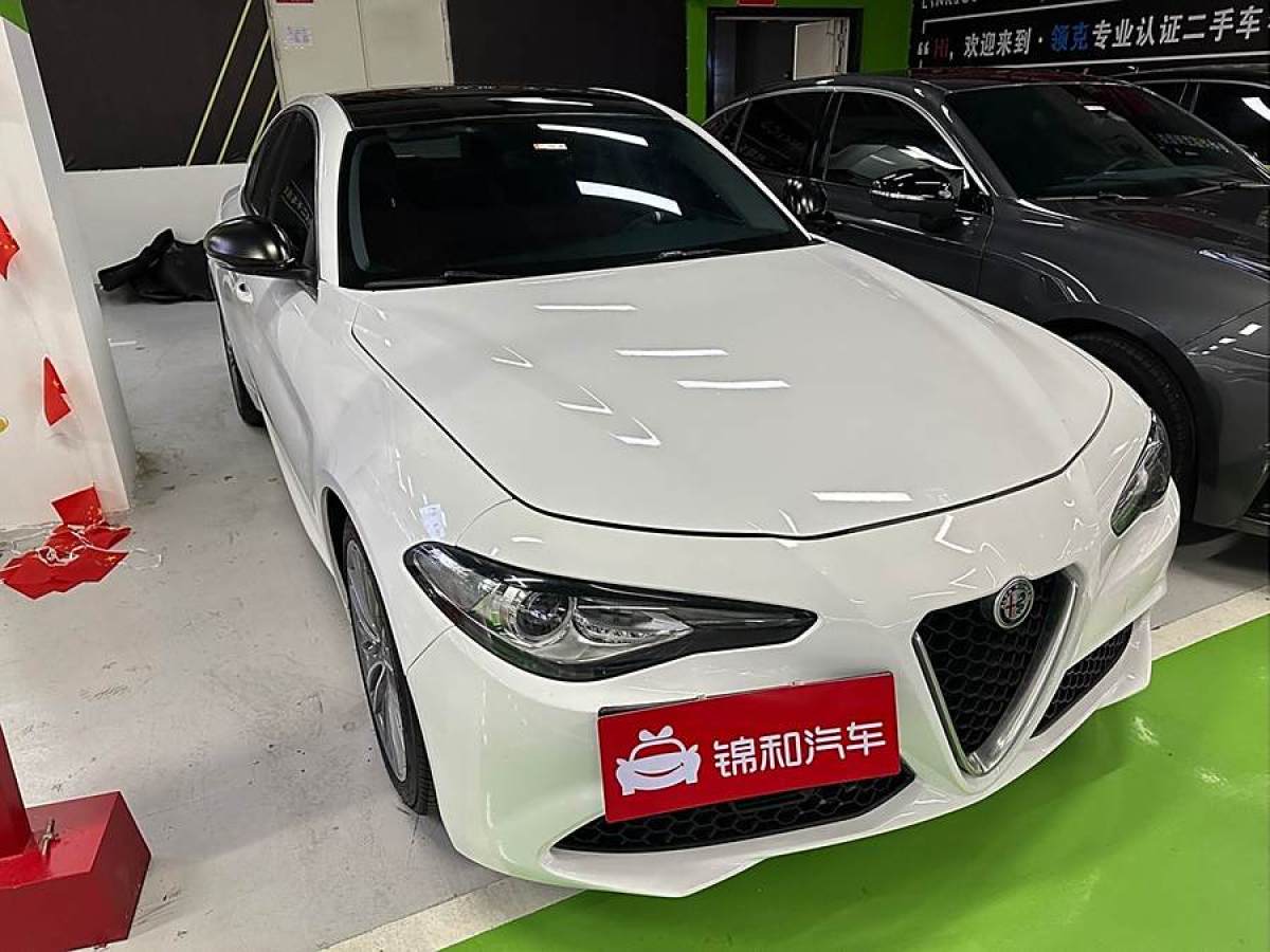 阿爾法·羅密歐 Giulia  2017款 2.0T 280HP 豪華運(yùn)動版圖片