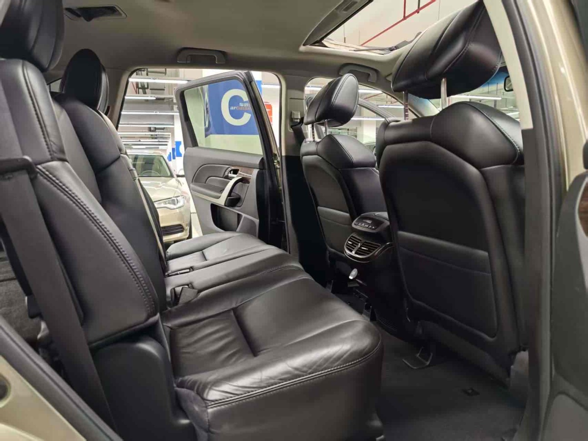 謳歌 MDX  2011款 3.7 標(biāo)準(zhǔn)尊享運(yùn)動(dòng)版圖片