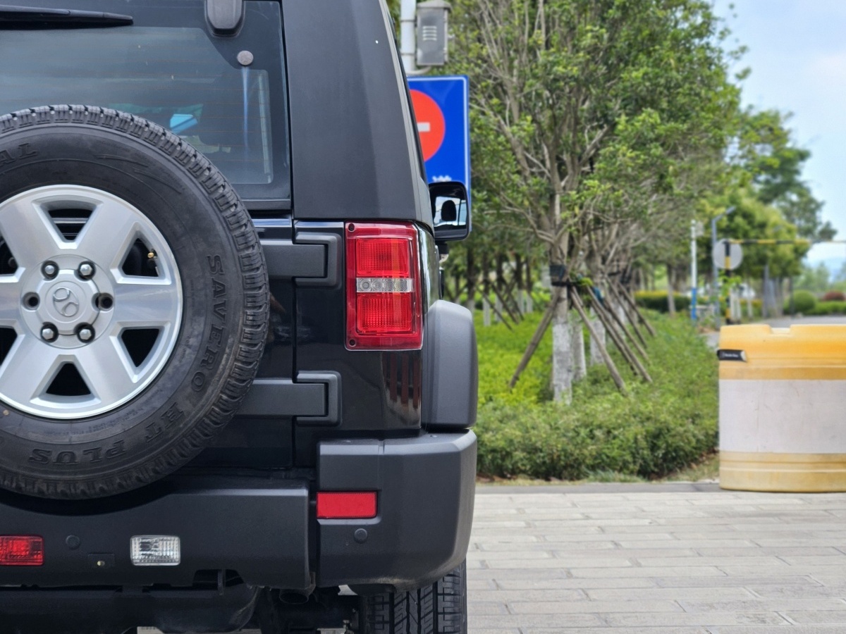 北京 BJ40  2016款 40L 2.0T 手動兩驅(qū)豪華版圖片