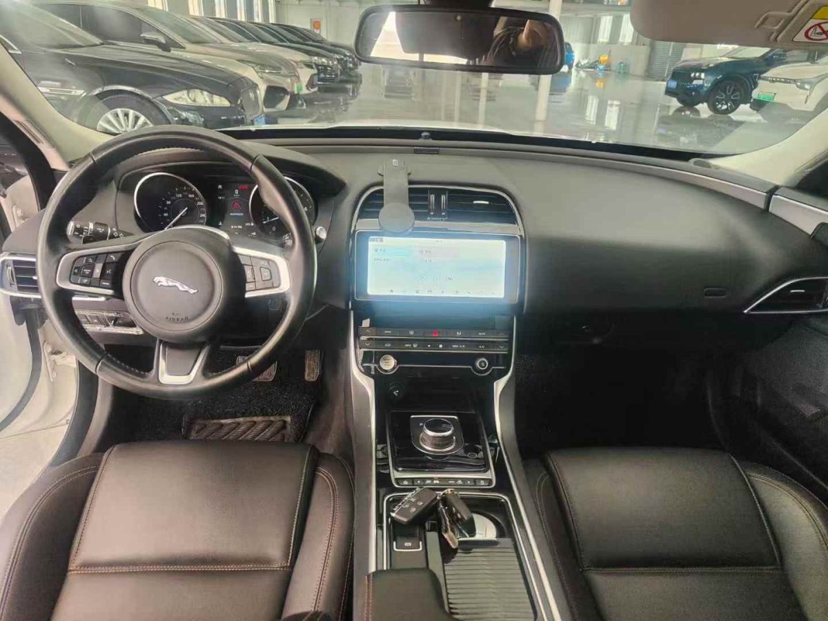 捷豹 XE  2019款 2.0T 300PS 四驅(qū)Landmark Edition圖片