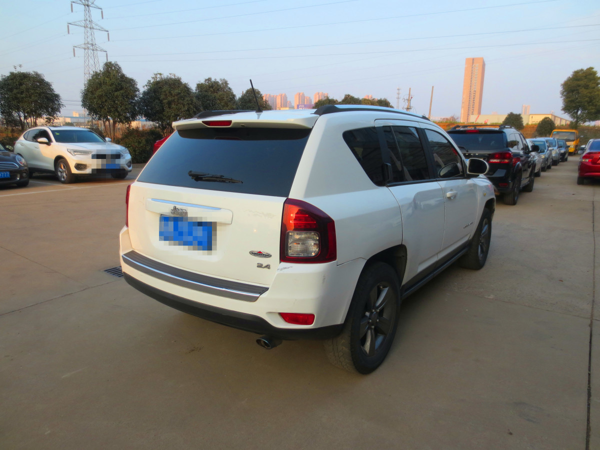 Jeep 指南者  2014款 改款 2.4L 四驅(qū)舒適版圖片