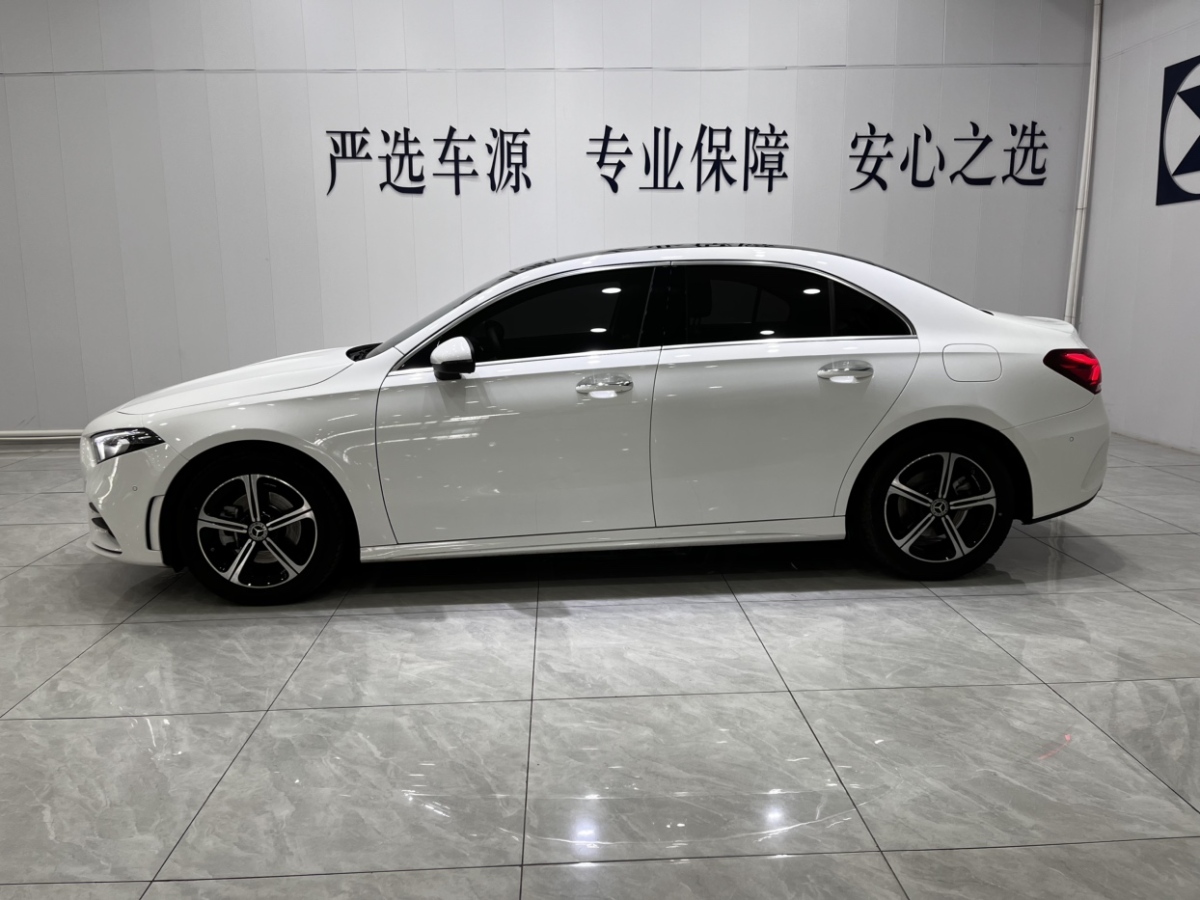 奔馳 奔馳A級(jí)  2022款 改款 A 200 L 運(yùn)動(dòng)轎車動(dòng)感型圖片