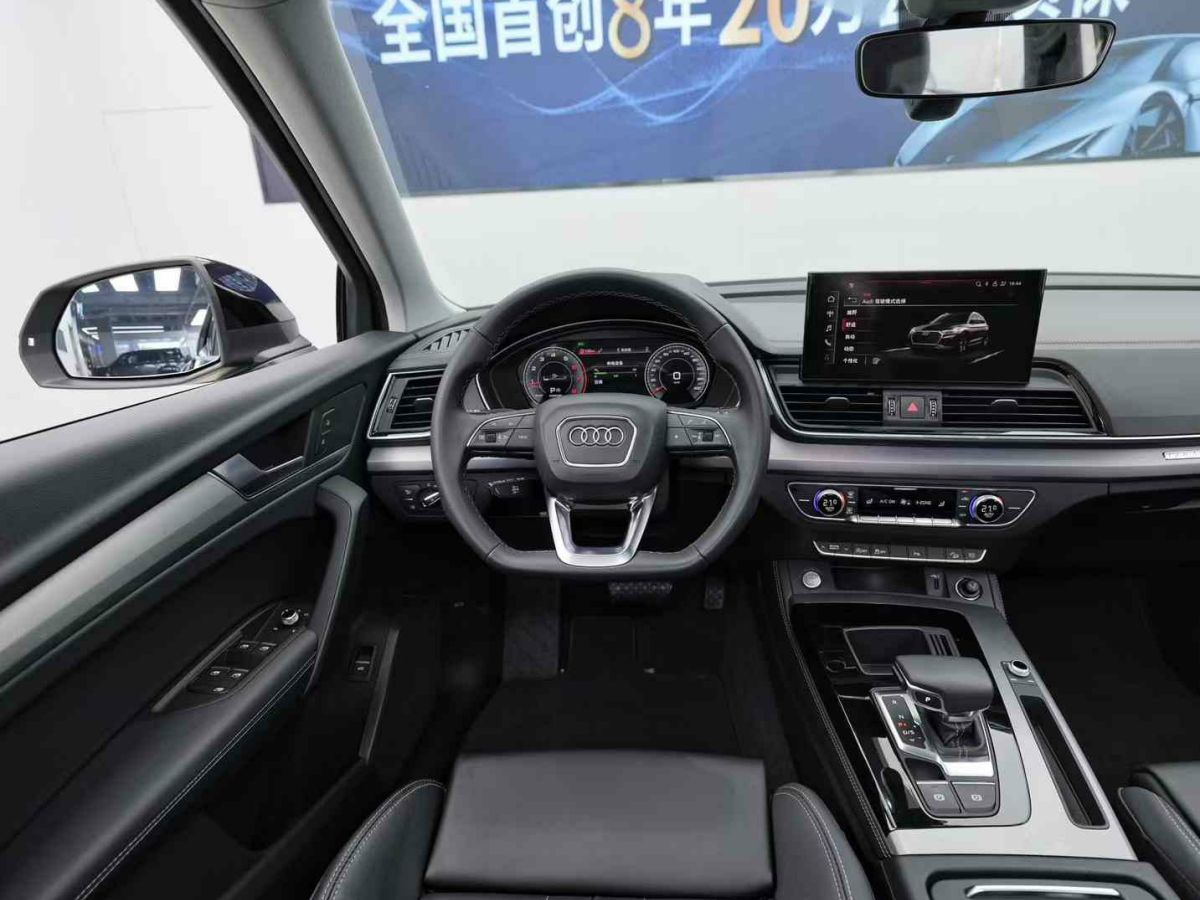 2022年1月奧迪 奧迪Q5 e-tron  2022款 40 e-tron 星耀型 機(jī)甲套裝