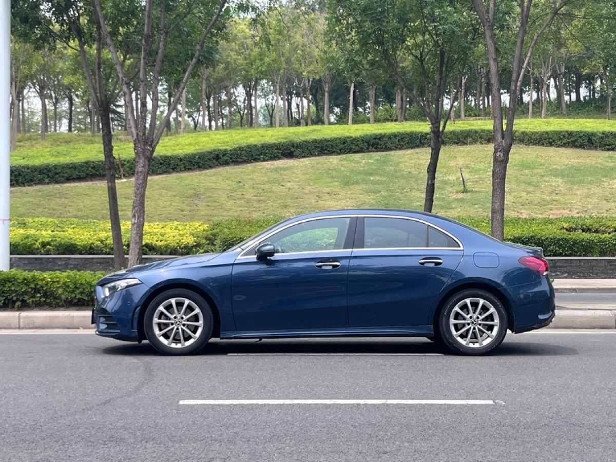 奔馳 奔馳A級  2019款  改款 A 200 L 運(yùn)動轎車圖片