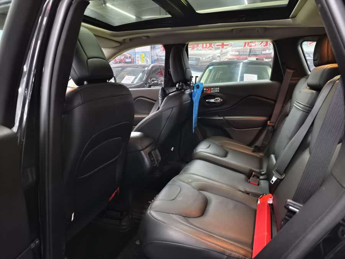 Jeep 自由光  2017款 2.0L 優(yōu)越版圖片
