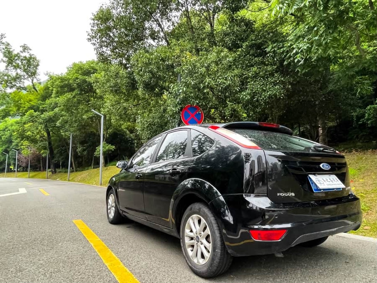 福特 福克斯  2013款 兩廂經(jīng)典 1.8L 手動(dòng)基本型圖片