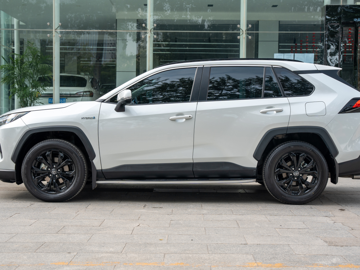 豐田 RAV4榮放  2023款 雙擎 2.5L E-CVT四驅(qū)精英Plus版圖片