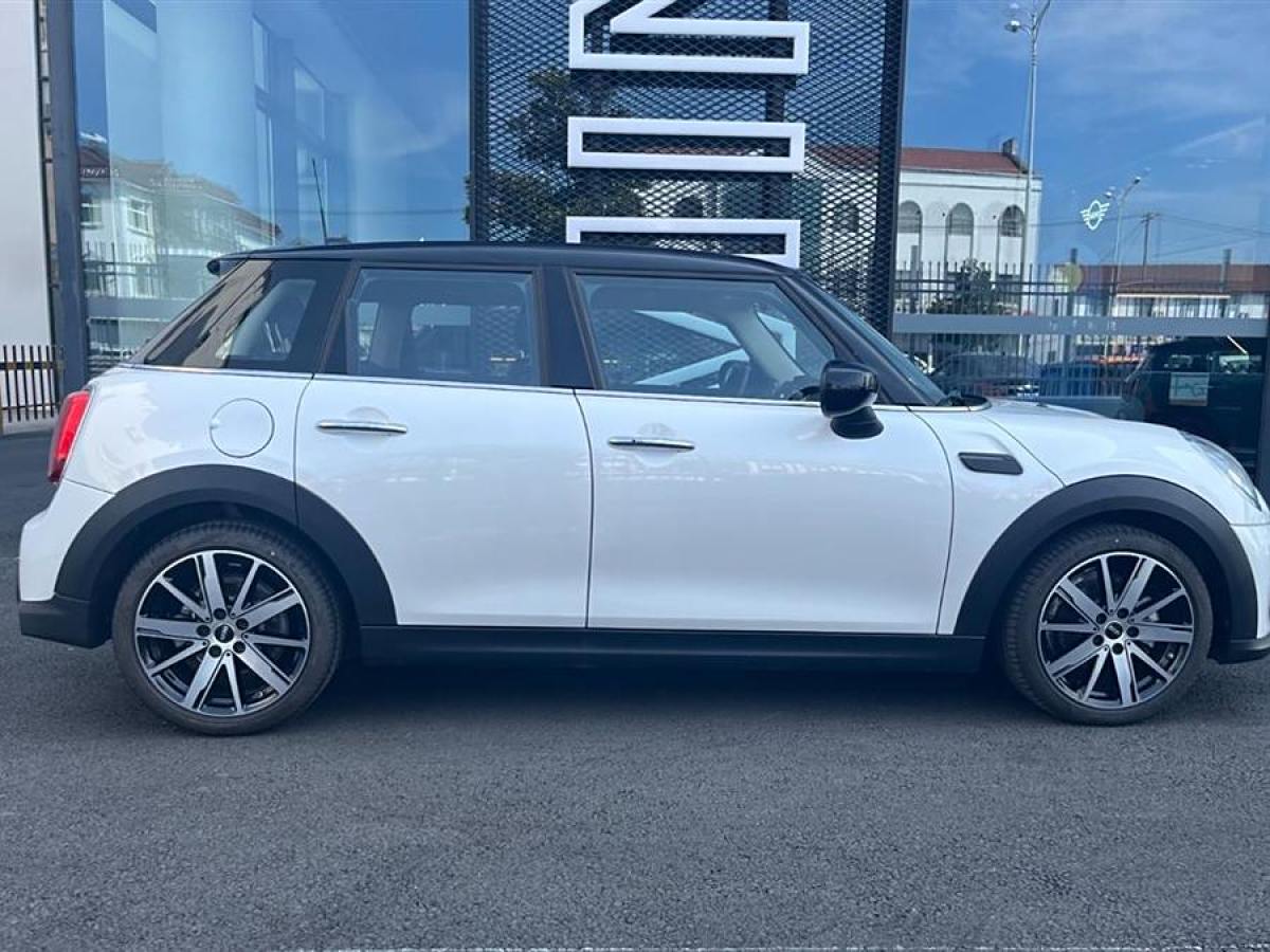 MINI MINI  2023款 1.5T COOPER 藝術(shù)家 五門(mén)版圖片