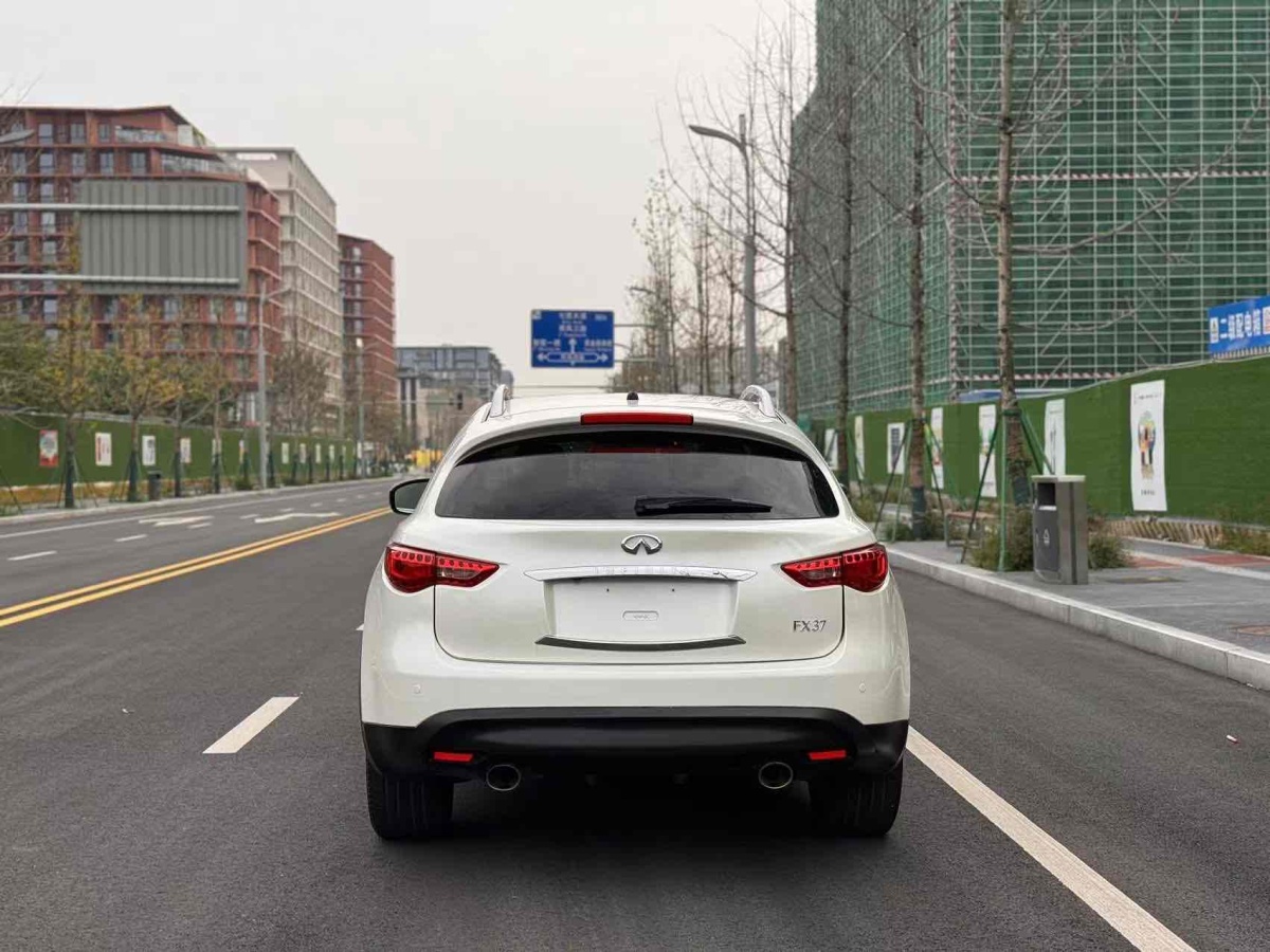 英菲尼迪 QX70  2015款 3.7L 絕影版圖片