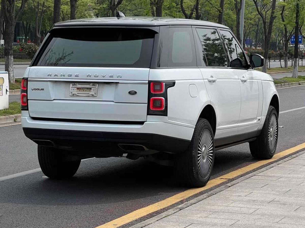 路虎 攬勝  2022款 3.0 L6 400PS 傳世加長經(jīng)典版圖片