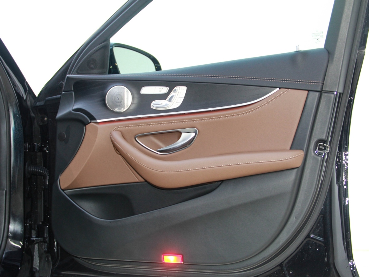 奔驰 奔驰E级  2023款 E 300 L 运动豪华型图片