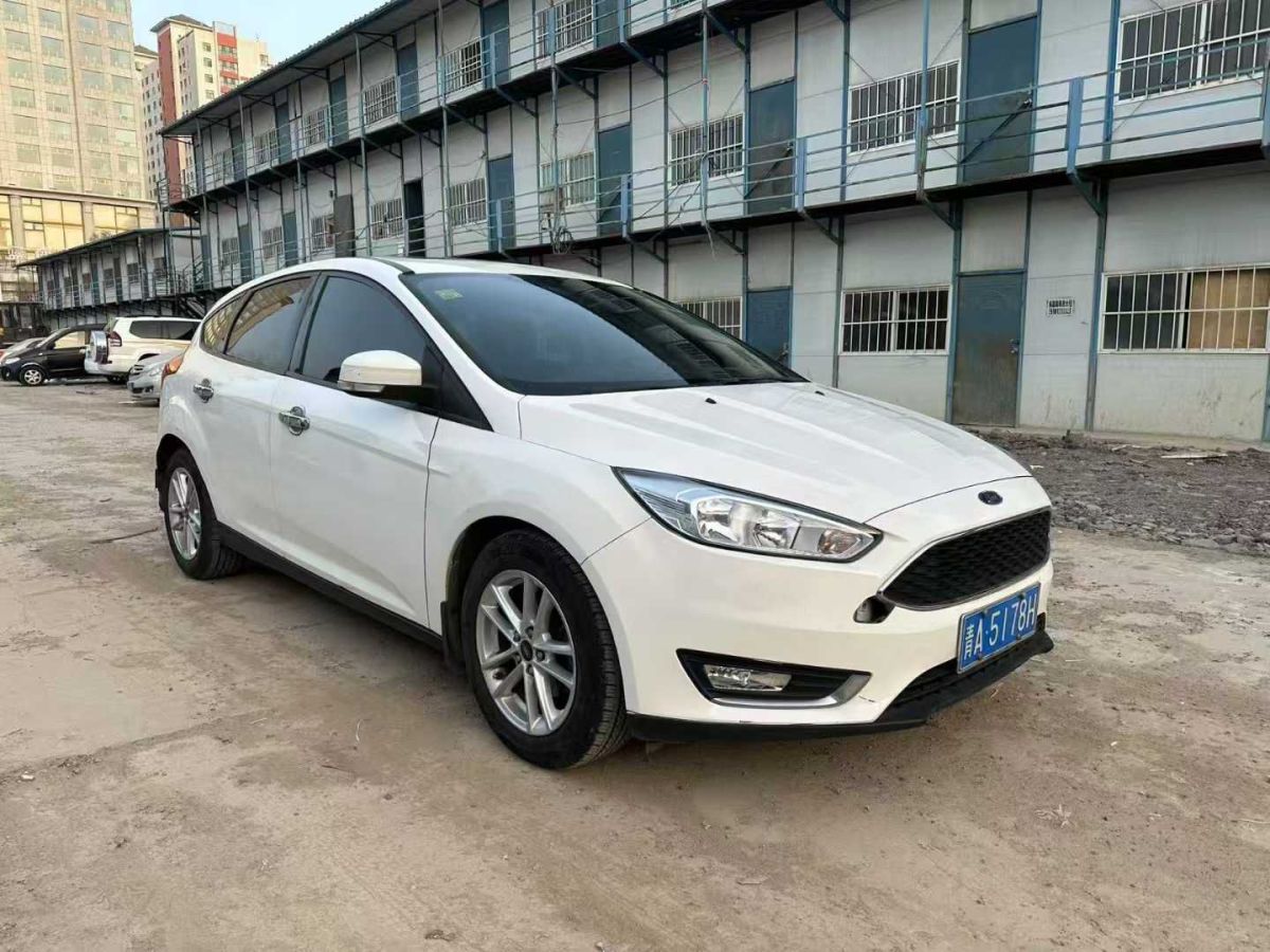 福特 福克斯  2014款 兩廂經(jīng)典 1.8L 自動酷白典藏版圖片