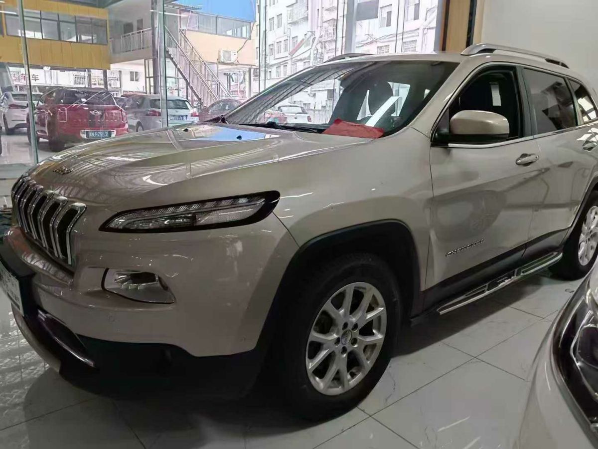 Jeep 自由光  2016款 2.0L 優(yōu)越版圖片