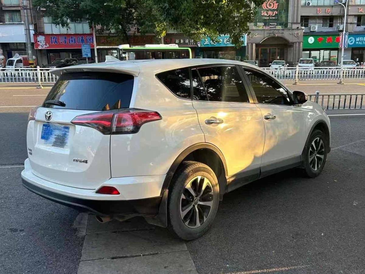 豐田 RAV4  2018款 榮放 2.0L CVT兩驅(qū)風(fēng)尚版圖片