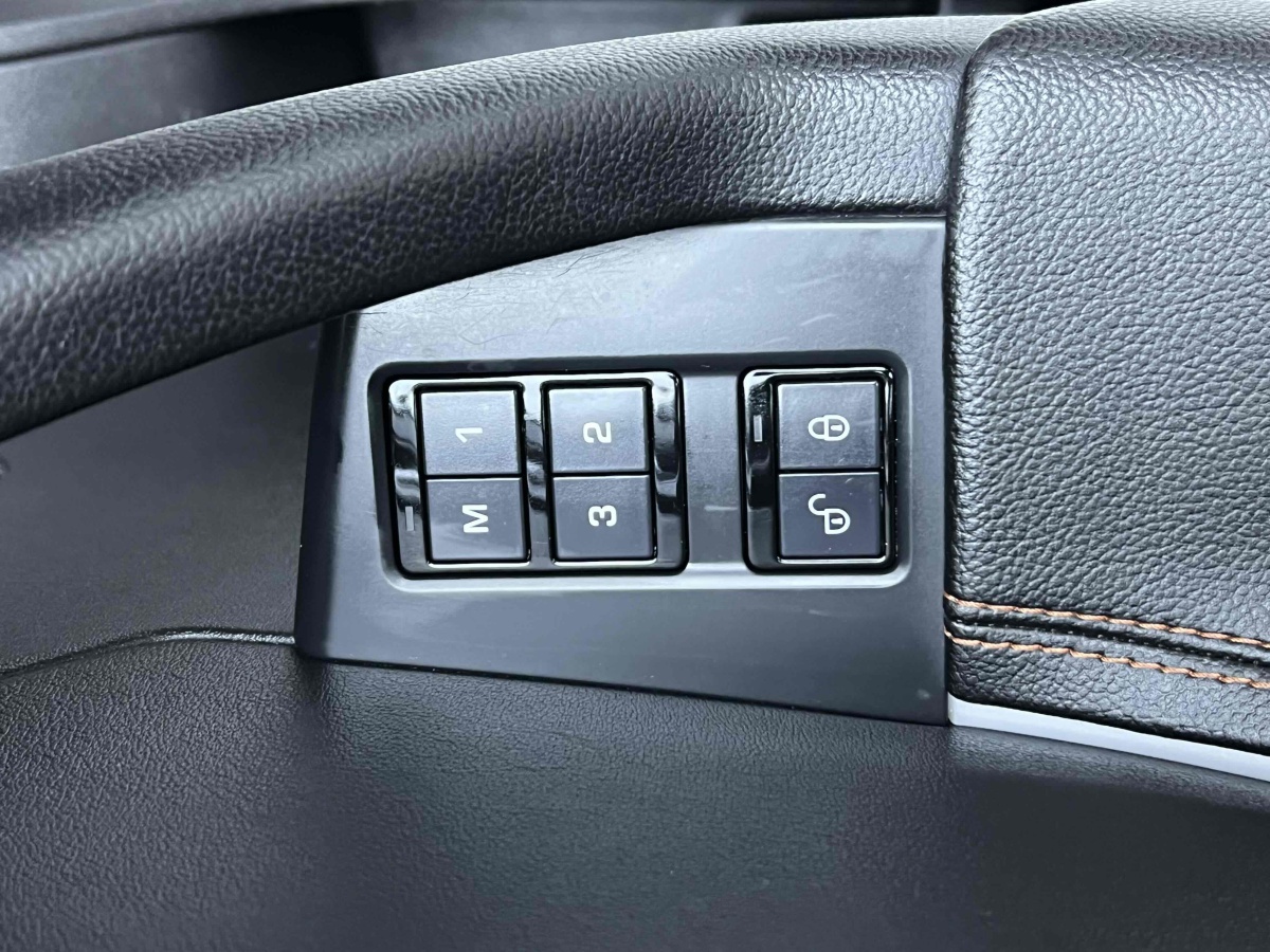 捷豹 F-PACE  2016款 2.0T 兩驅(qū)都市尊享版圖片