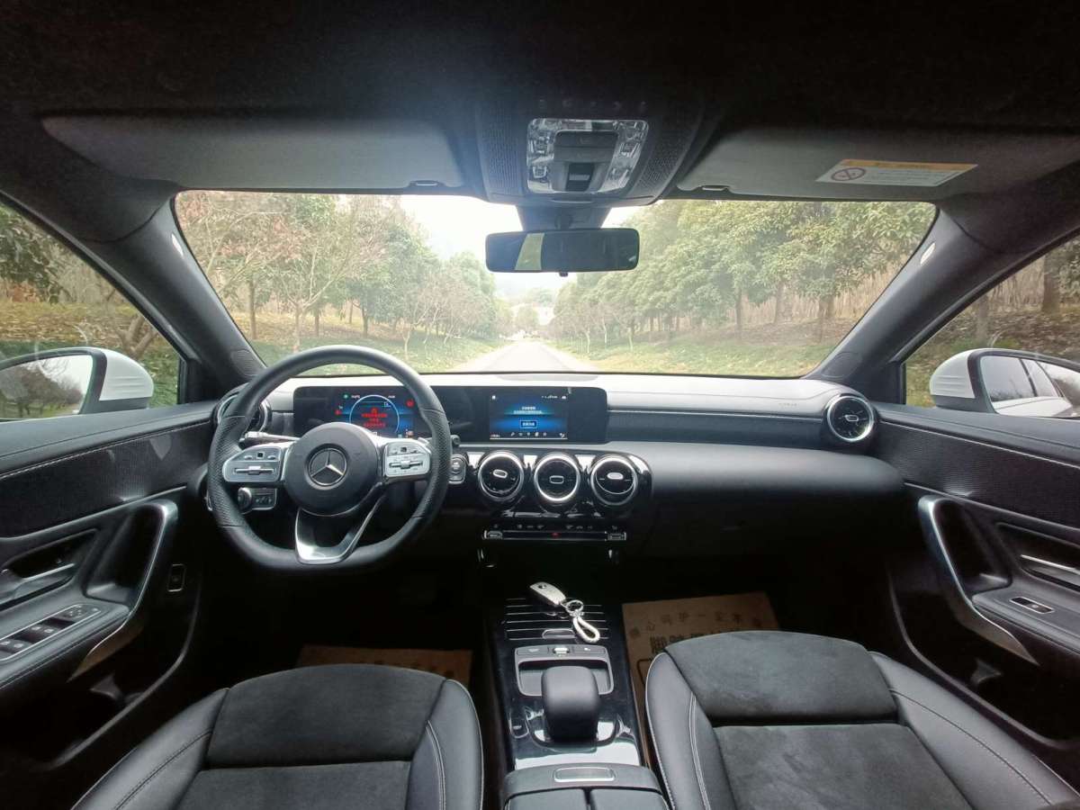2019年8月奔驰 奔驰A级  2019款  改款 A 180 L 运动轿车