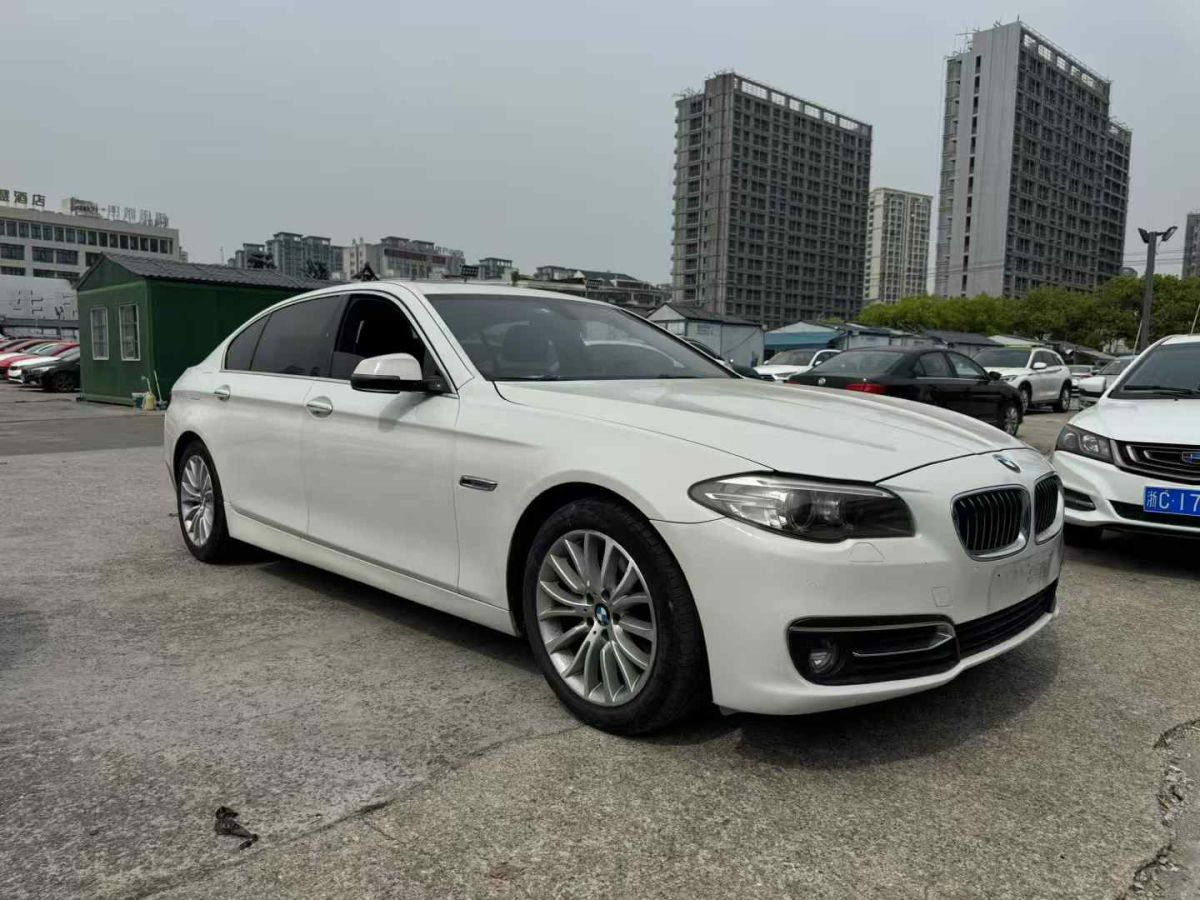寶馬 寶馬5系  2015款 530Li 2.0T 豪華設(shè)計(jì)套裝圖片