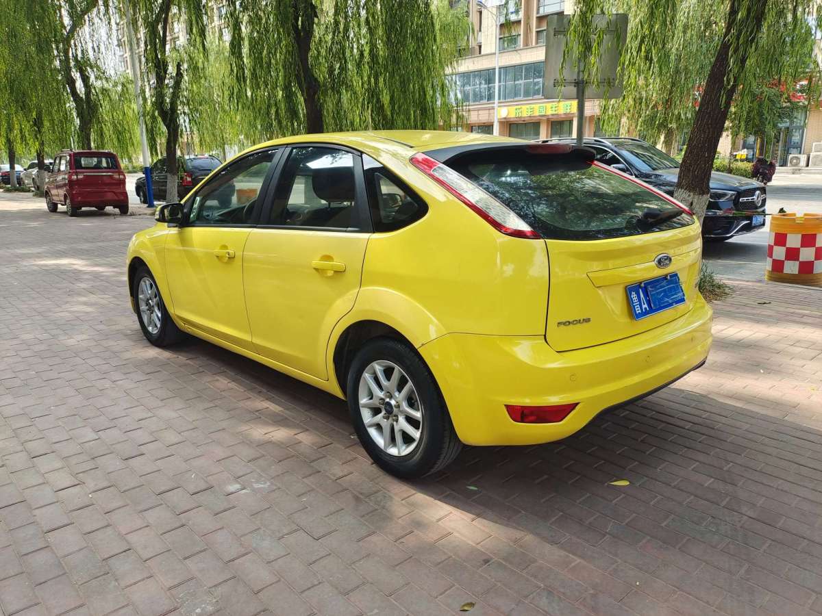 福特 ?？怂? 2012款 兩廂經(jīng)典 1.8L 自動基本型圖片