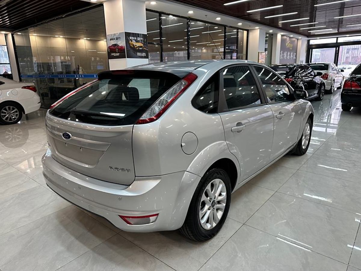 福特 ?？怂? 2013款 兩廂經(jīng)典 1.8L 自動(dòng)基本型圖片