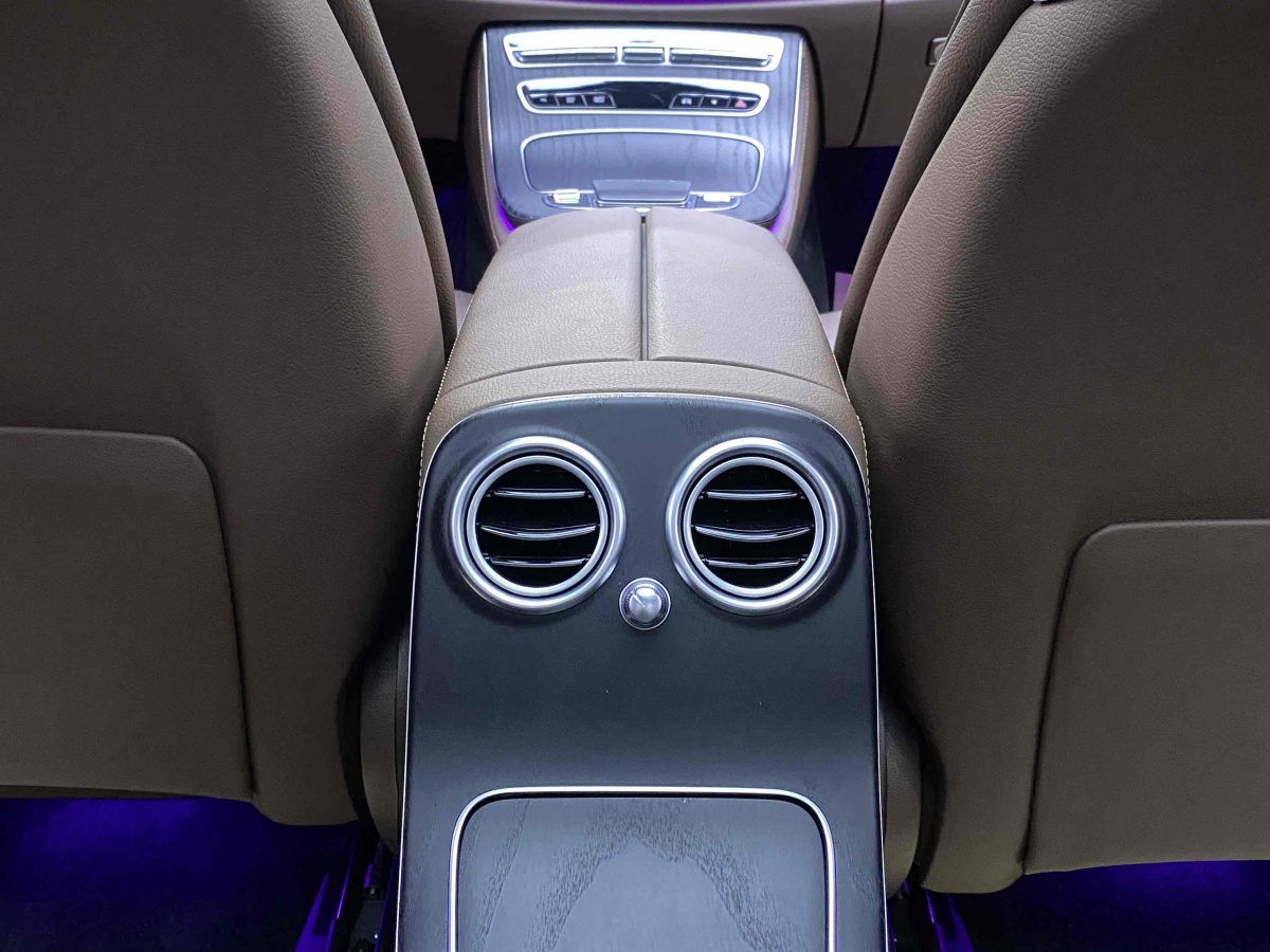 奔驰 奔驰E级新能源  2022款 改款二 E 350 e L 插电式混合动力运动轿车图片