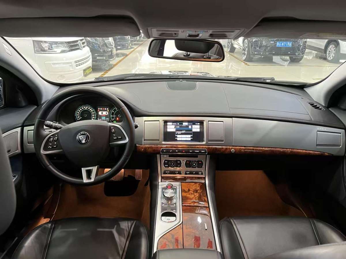 捷豹 XF  2015款 XF 2.0T 豪華版圖片