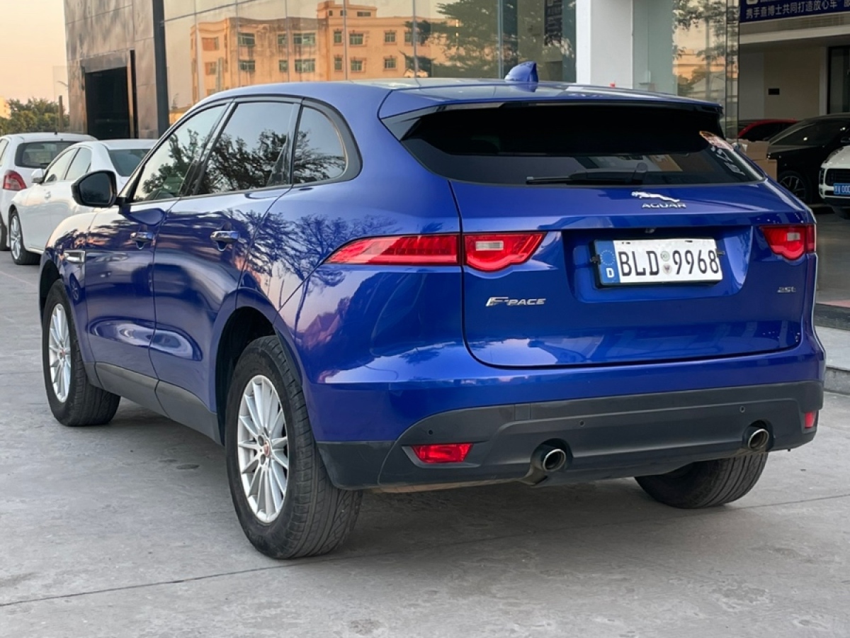 捷豹 F-PACE  2018款 2.0T 兩驅(qū)都市尊享版圖片