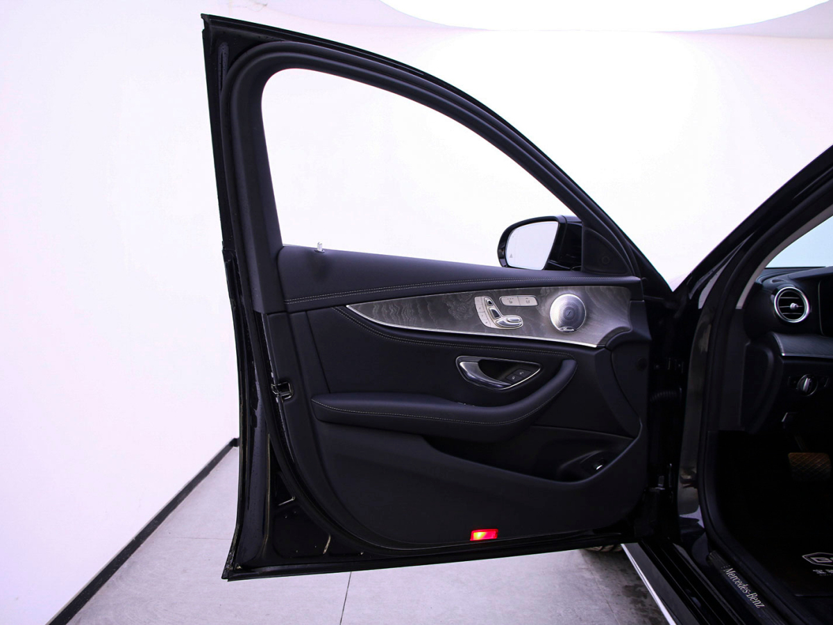 奔驰 奔驰E级  2021款 E 300 L 运动豪华型图片