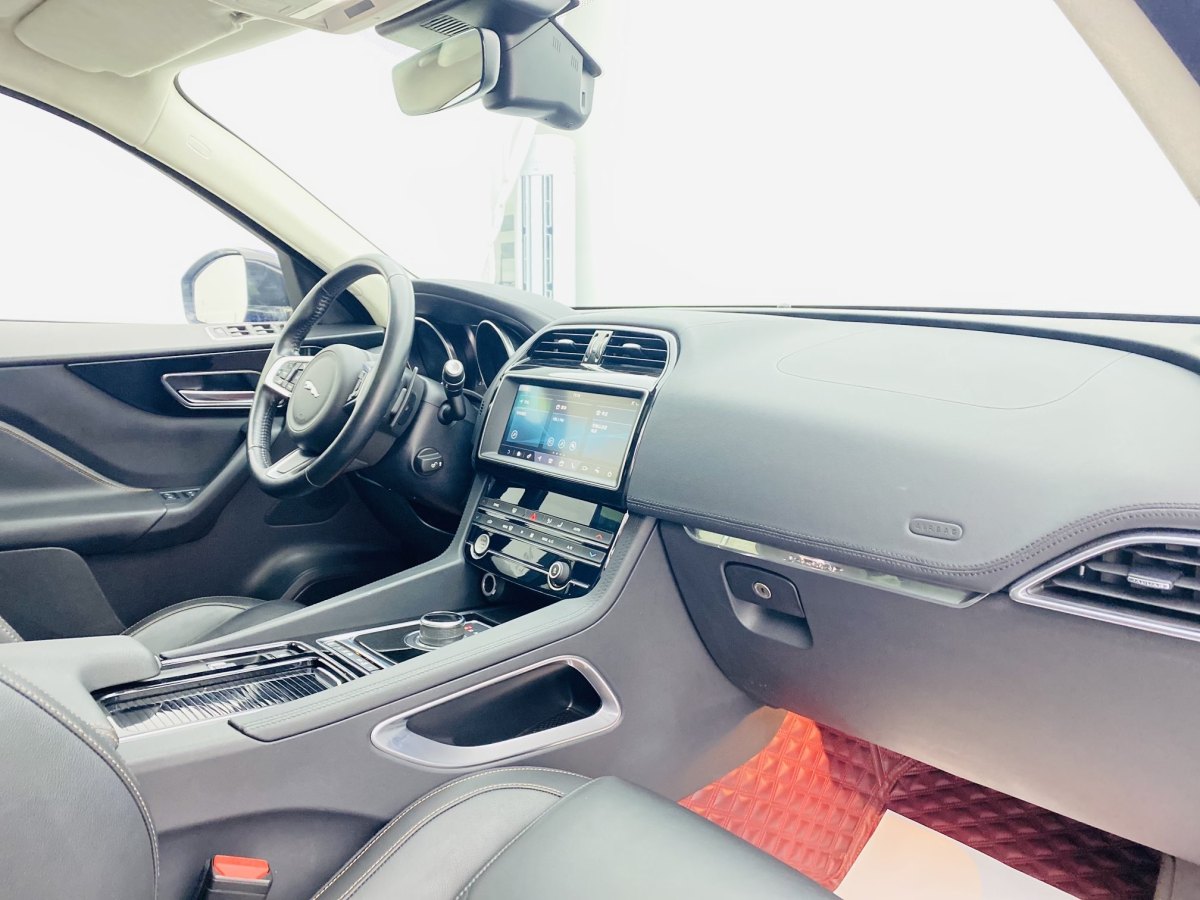 2020年6月捷豹 F-PACE  2020款 2.0T 都市尊享版