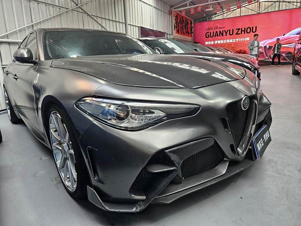 阿爾法·羅密歐 Giulia  2018款 2.0T 280HP 豪華版 碳纖維限量版圖片